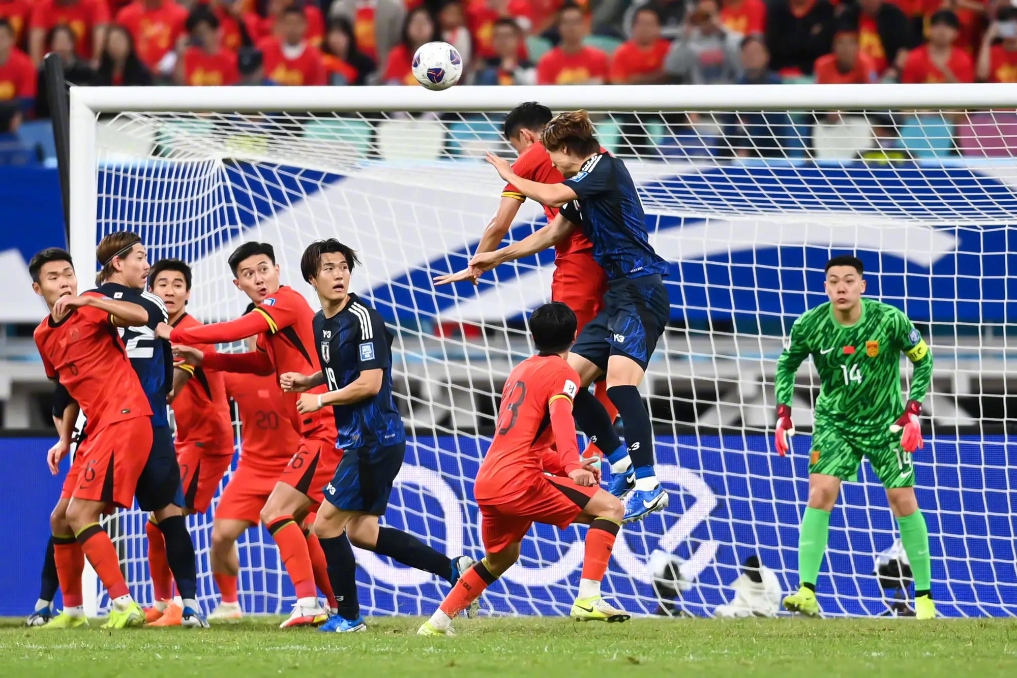 爱游戏直播-关于强队对决，精彩对抗：球场上火药味十足的信息