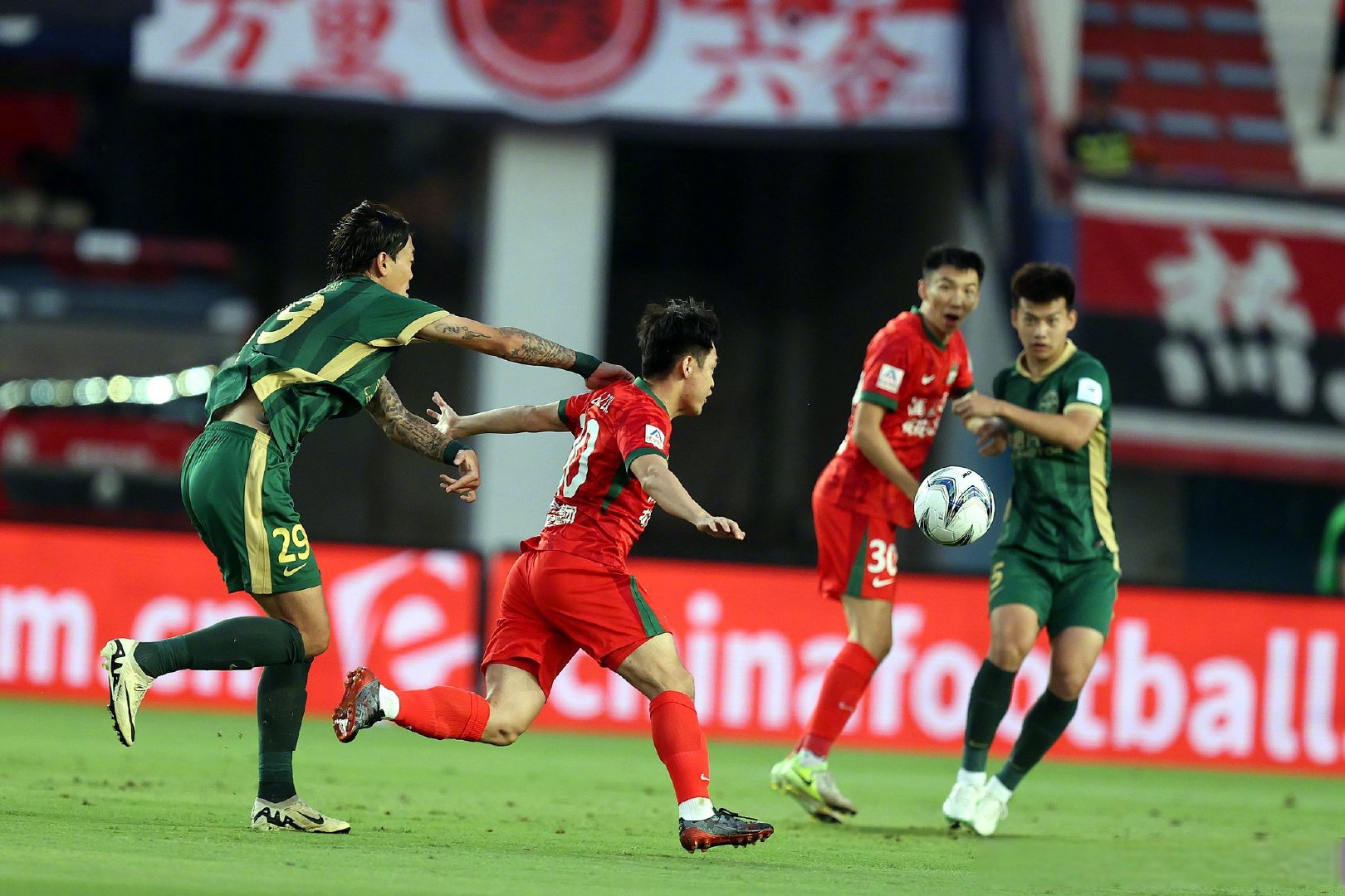 详细阅读:爱游戏app下载-海口富力主场不敌杭州绿城,球队连败!的简单介绍 爱游戏app下载-海口富力主场不敌杭州绿城,球队连败!的简单介绍