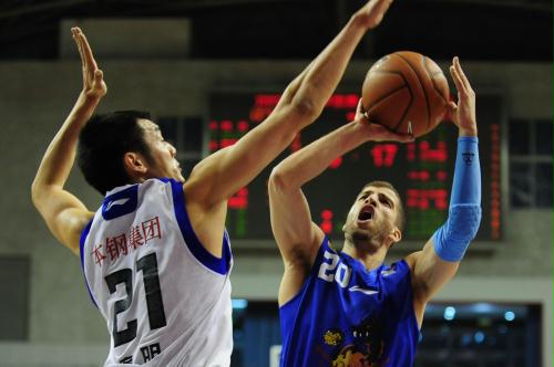 爱游戏电竞-江苏东方队主场大胜对手，取得胜利