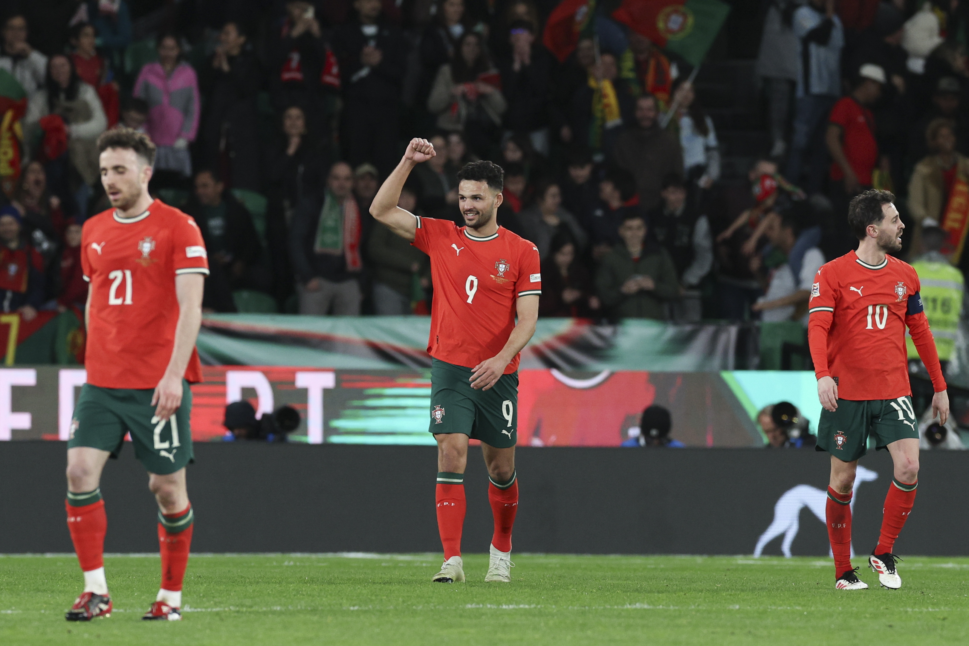 爱游戏官网登录网址-欧国联赛热情高涨，球队备战冠军归来的简单介绍